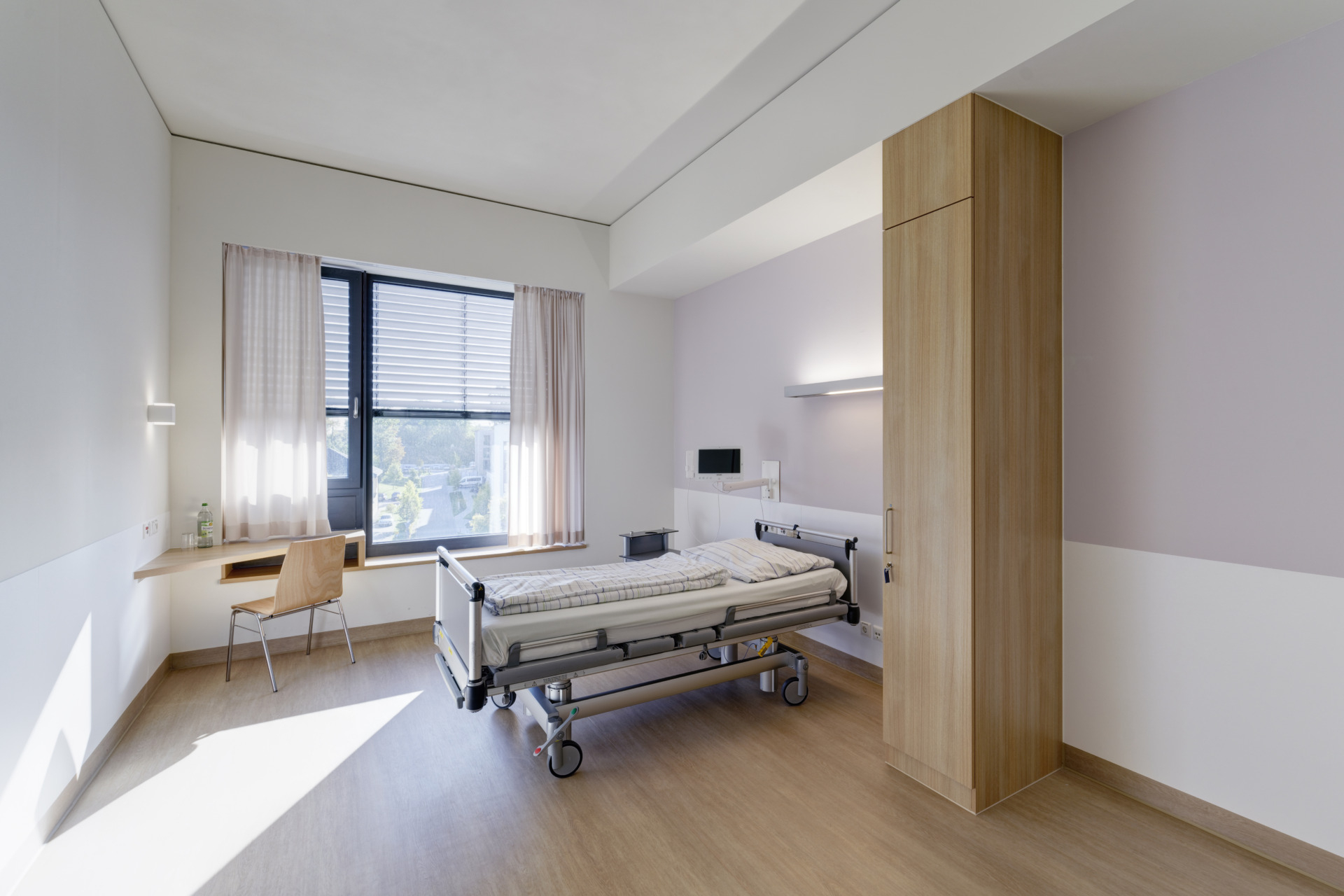 Haupteingang und Allgemeinpflege - Klinikum Traunstein