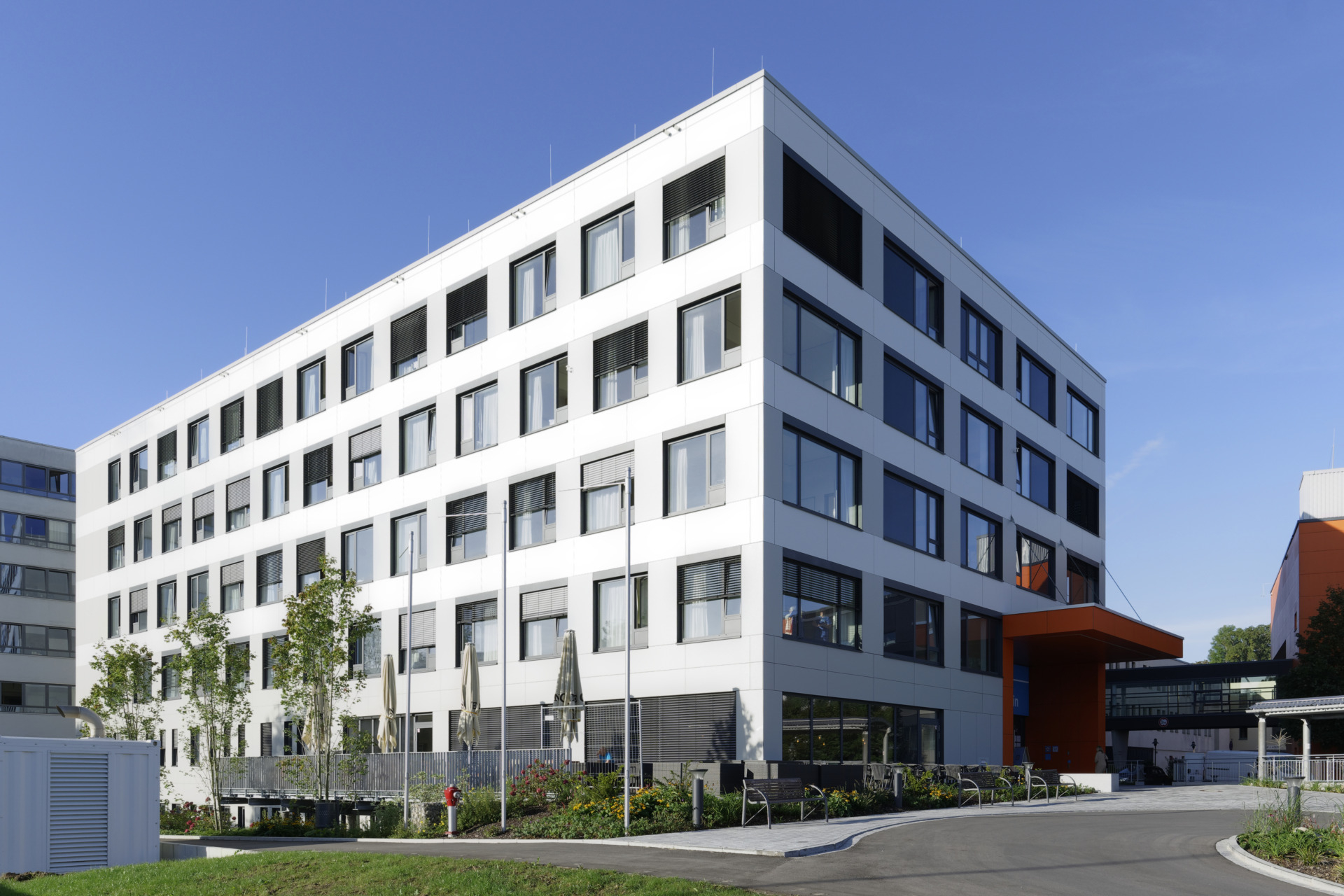 Haupteingang und Allgemeinpflege - Klinikum Traunstein