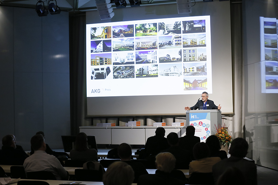 bild-3-laudatio-juryvorsitzender.jpg